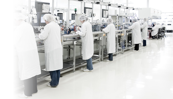 Critical Environments - Cleanrooms - Cleanroom with workers - with Fade L 700x400