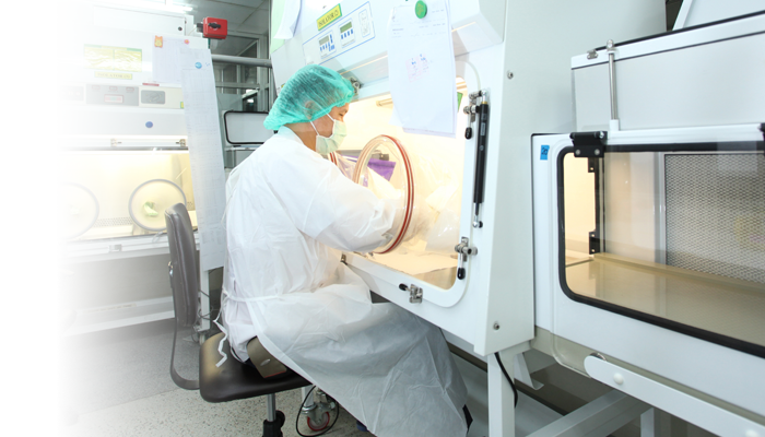 Critical Environments - Laboratory - Man at fume hood with Fade L 700x400