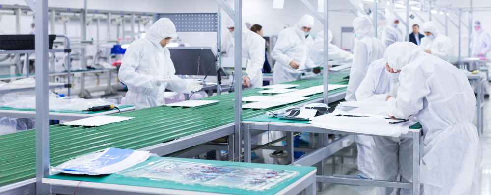 Critical Environments - Cleanrooms - Cleanroom with workers